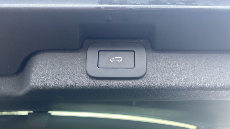 Land Rover Discovery 3.0 D300 Dynamic SE 5dr Auto Diesel Station Wagon